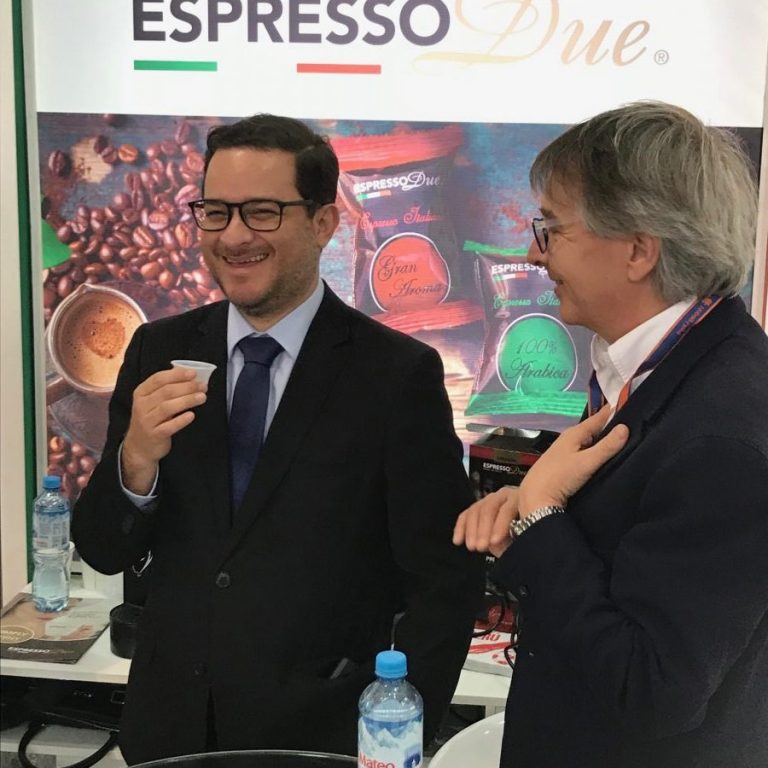 perujski podminister za zunanje zadeve z nasmehom